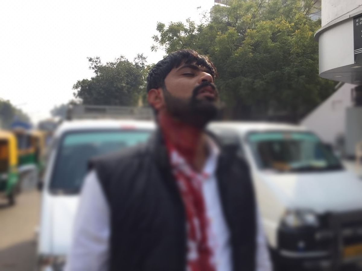एनएसयूआई गुजरात के महासचिव निखिल सावानी प्रदर्शन के दौरान लहूलुहान हो गए.
