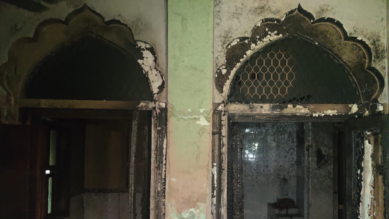 उन्मादी भीड़ अशोक नगर इलाके में दो मस्जिदों में घुसी और तोड़ फोड़ की