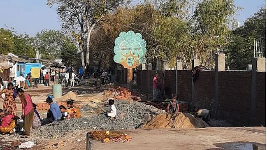 अहमदाबाद स्लम को कवर करने के लिए एक दीवार बनाई जा रहा है.&nbsp;