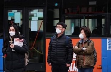 दक्षिण कोरिया में कोरोनावायरस के मामले घटे रहे