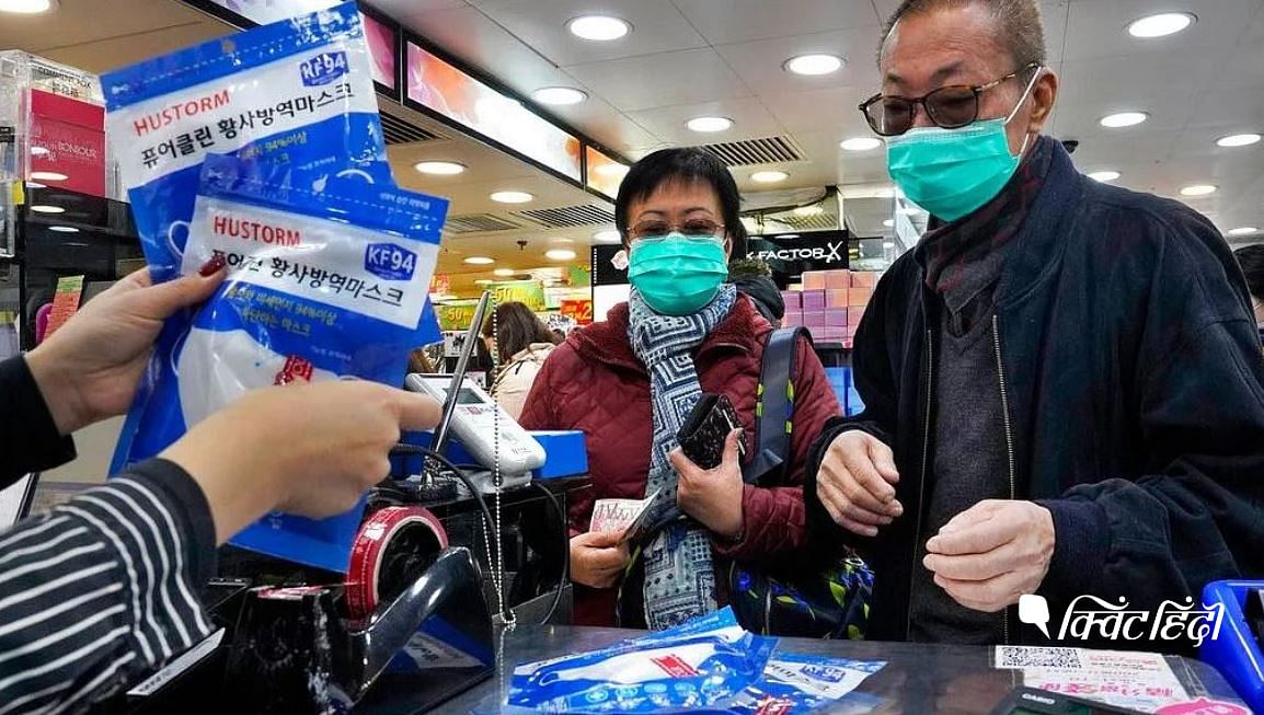 चीन के एक मेडिकल स्टोर में N95 मास्क खरीदते लोग&nbsp;