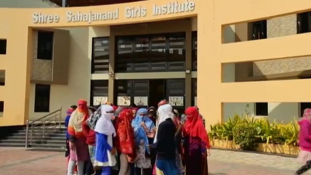 गुजरात: प्रिंसिपल ने उतरवाए 68 लड़कियों के कपड़े, महिला आयोग सख्त