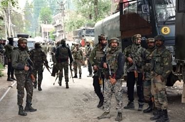 <div class="paragraphs"><p>जम्मू-कश्मीरः शोपियां में आतंकियों ने फेंके ग्रेनेड, दो गैर-स्थानीय लोग घायल</p></div>