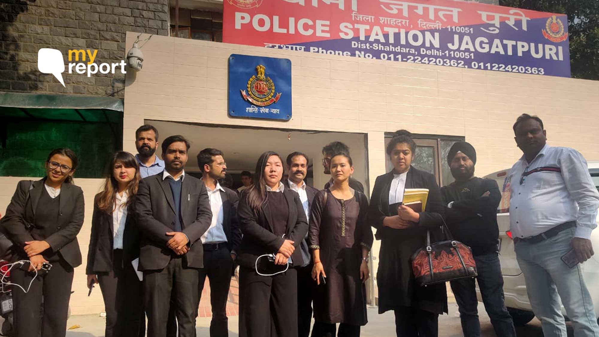 दिल्ली के जगतपुरी पुलिस स्टेशन में वकीलों के साथ पुलिस ने की मारपीट