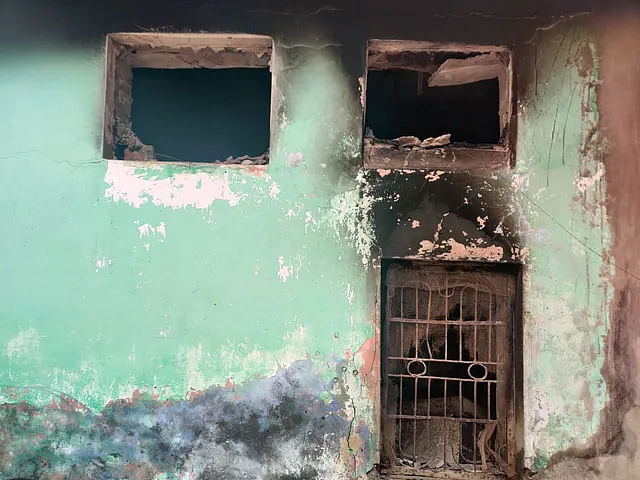 अशोक नगर हिंदू बहुल इलाका है, जहां कि गली नंबर 5 में स्थित मस्जिद को हिंदुओं की भीड़ ने आग लगा दी थी 
