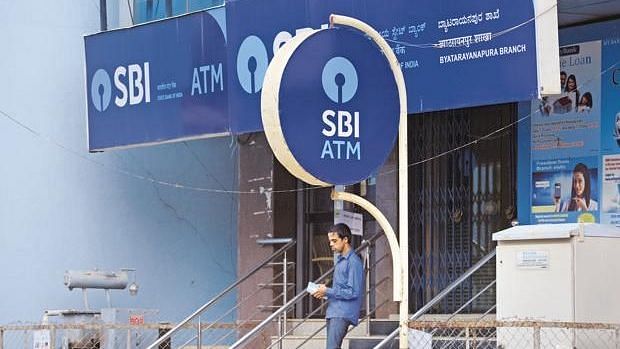 SBI Bank Branches New Timing: एसबीआई बैंक ने घटाए अपने काम के घंटे, जानें नई वर्किंग टाइमिंग