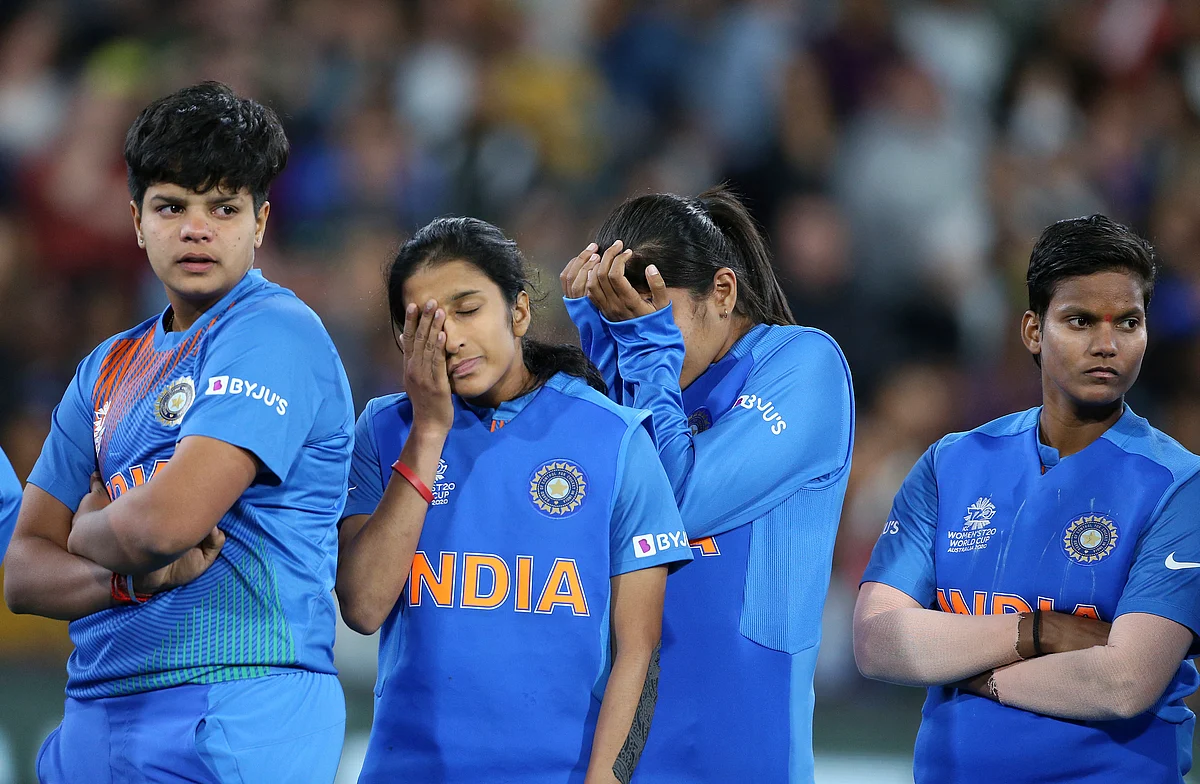 हार के बाद भारतीय खिलाड़ी अपनी आंखों में आंसू और चेहरों पर निराशा नहीं छुपा पाए