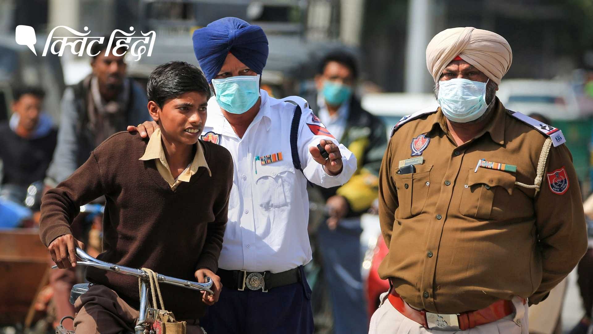 पंजाब के भटिंडा में मास्क पहनकर ड्यूटी करती पुलिस, 13 मार्च की तस्वीर