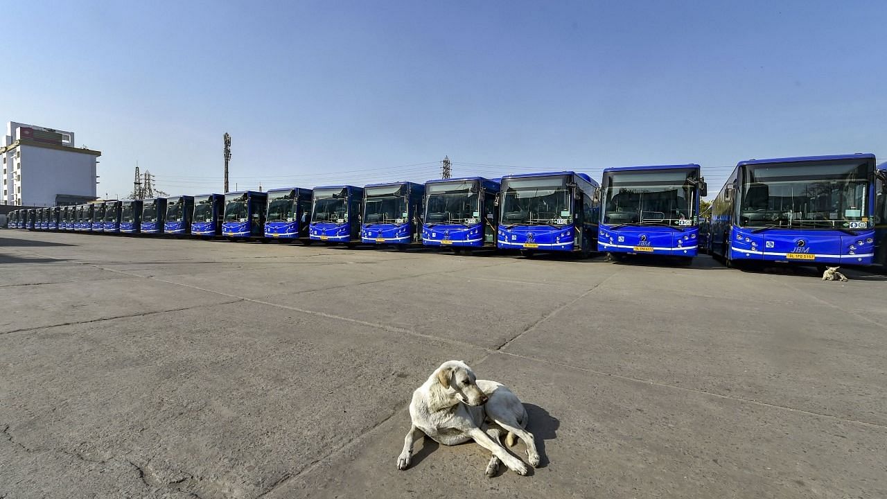 लॉकडाउन के बाद 23 मार्च को दिल्ली के इंद्रप्रस्थ बस डिपो में ठिठकीं बसें