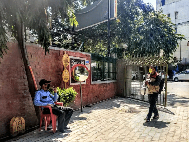द क्विंट ने दिल्ली में घरेलू सहायक, ड्राइवर और गार्ड से बातचीत कर उनका हाल जाना