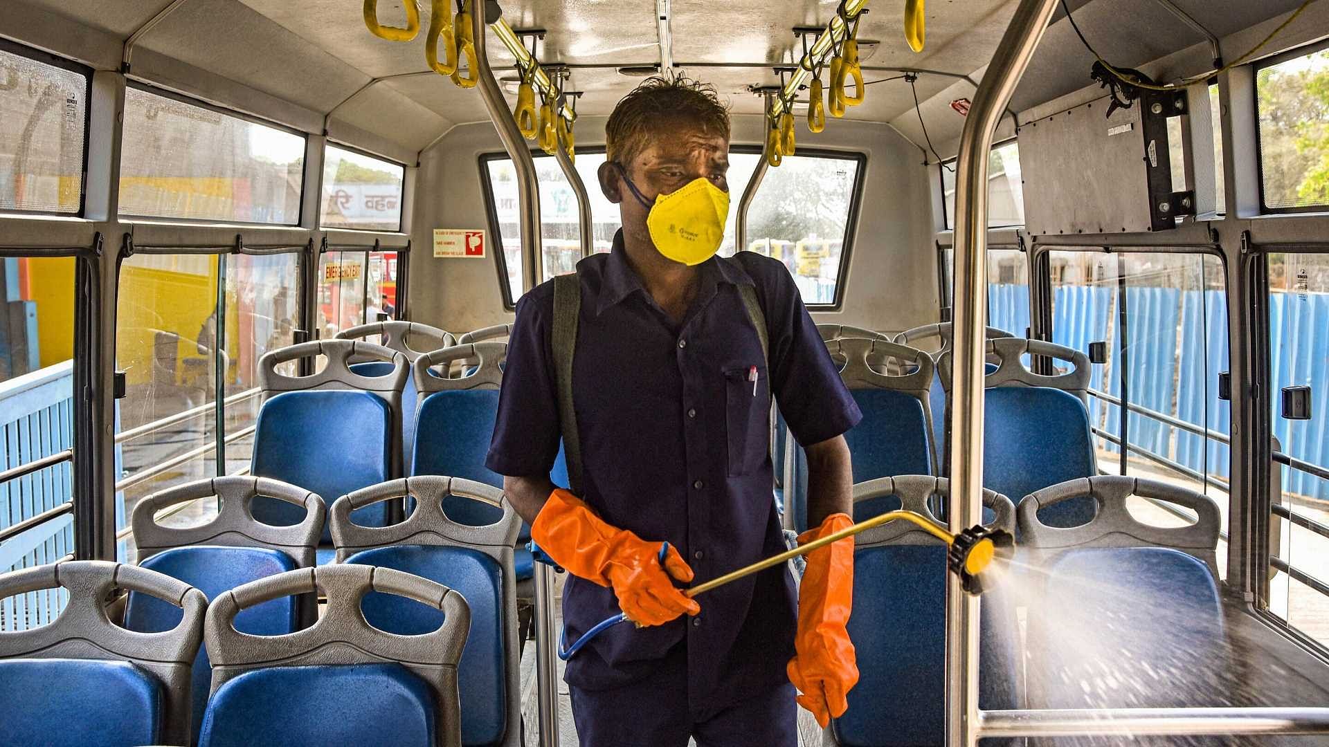 डीटीसी बस में सफाई करता एक कर्मचारी