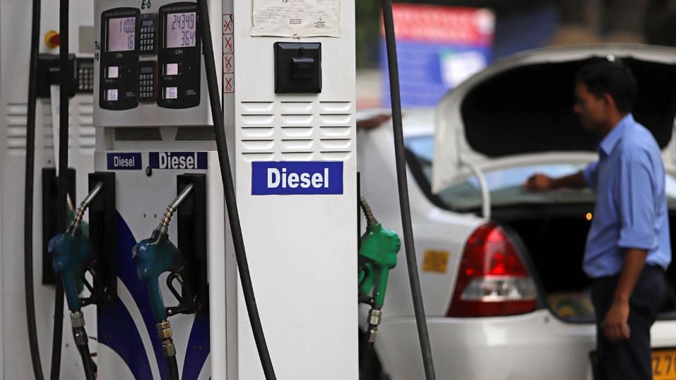 देश के पांच राज्यों में पेट्रोल डीजल पर वैट को बढ़ाने से कीमत में इजाफा हुआ है.