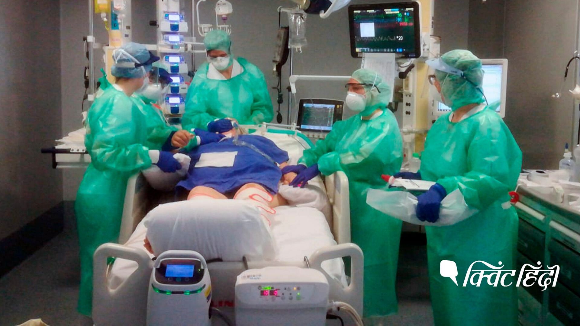 इटली के एक अस्पताल में COVID-19 से संक्रमित मरीज का इलाज करते डॉक्टर