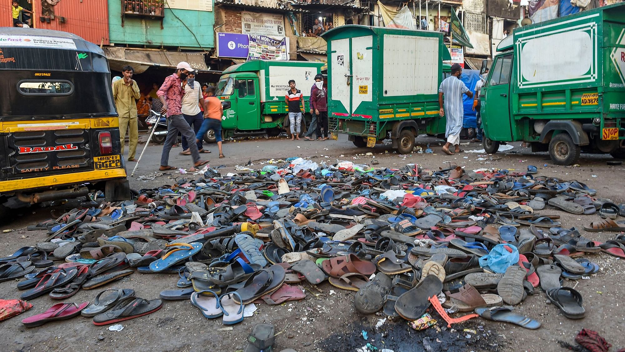 बांद्रा स्टेशन पर लाठीचार्ज के बाद गिरते-पड़ते भागे मजदूर, पीछे रह गईं उनकी चप्पलें