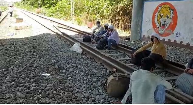  मुंबई-ठाणे के बीच कई मजदूरों को रेलवे ट्रैक पर घर की ओर जाते देखा गया. 