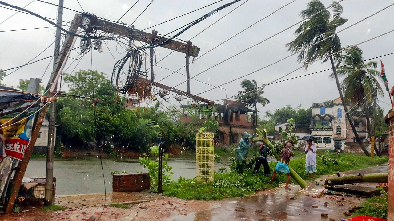 अम्फान तूफान ने पश्चिम बंगाल  में तबाही मचाई है.