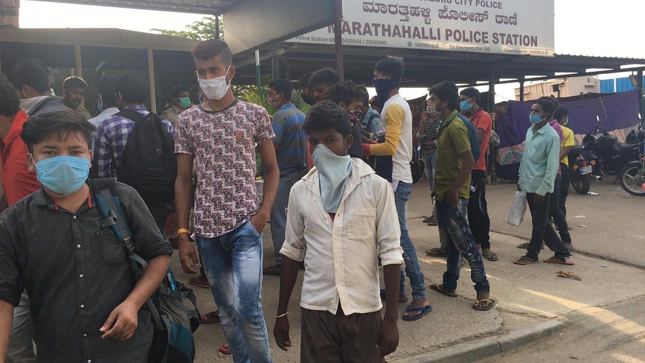 कर्नाटक: बिहार के मजदूरों का इंतजार, थानों के आगे लगाते कतार