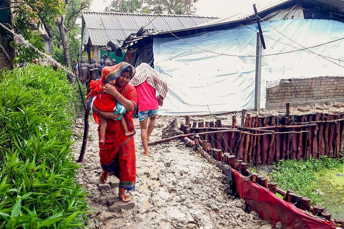 अम्पन तूफान से पश्चिम बंगाल में अबतक 72 लोगों की मौत हो चुकी है.