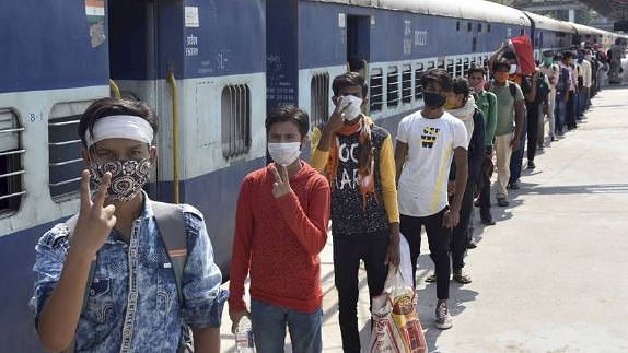 प्रवासी मजदूरों के लिए रेलवे श्रमिक स्पेशल ट्रेन चला रही है