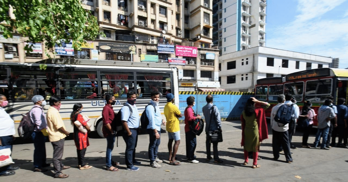 महाराष्ट्र की सड़कों पर दिखा ट्रैफिक जाम, बस के लिए लंबी कतारों में लोग