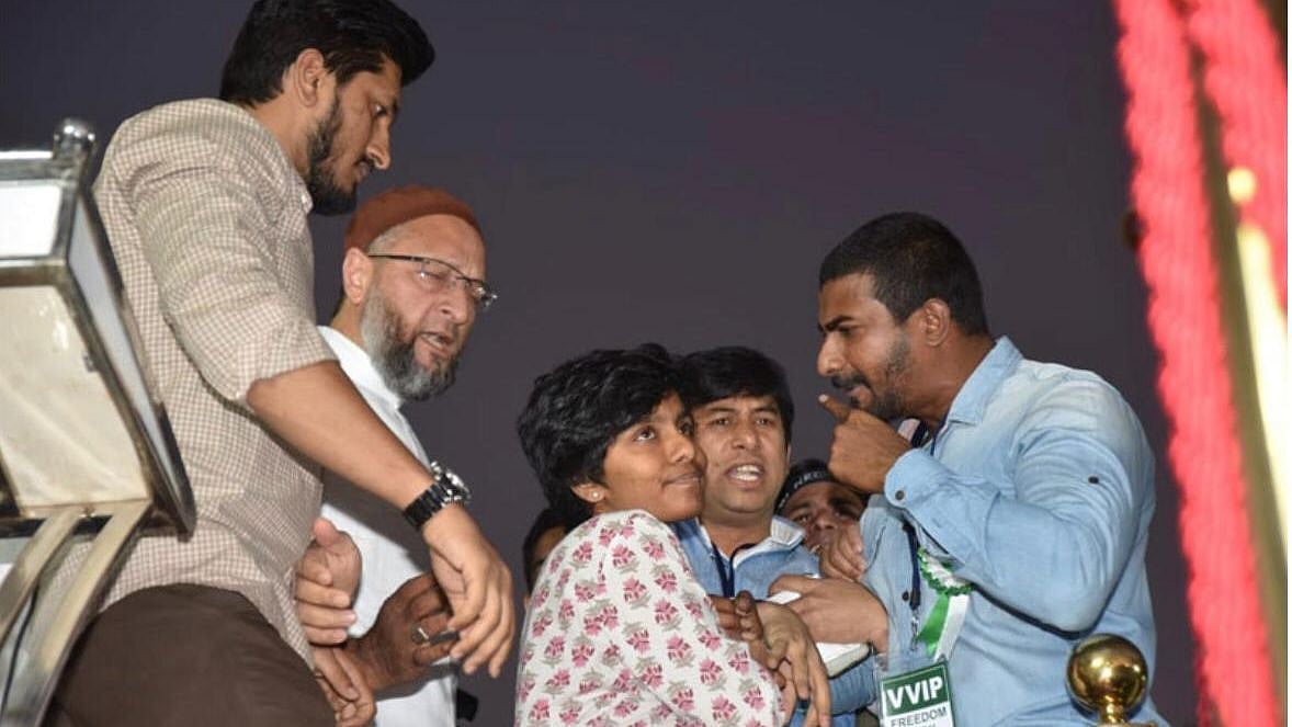 अमूल्या पर  राजद्रोह और सांप्रदायिक तनाव फैलाने का मामला दर्ज किया गया था