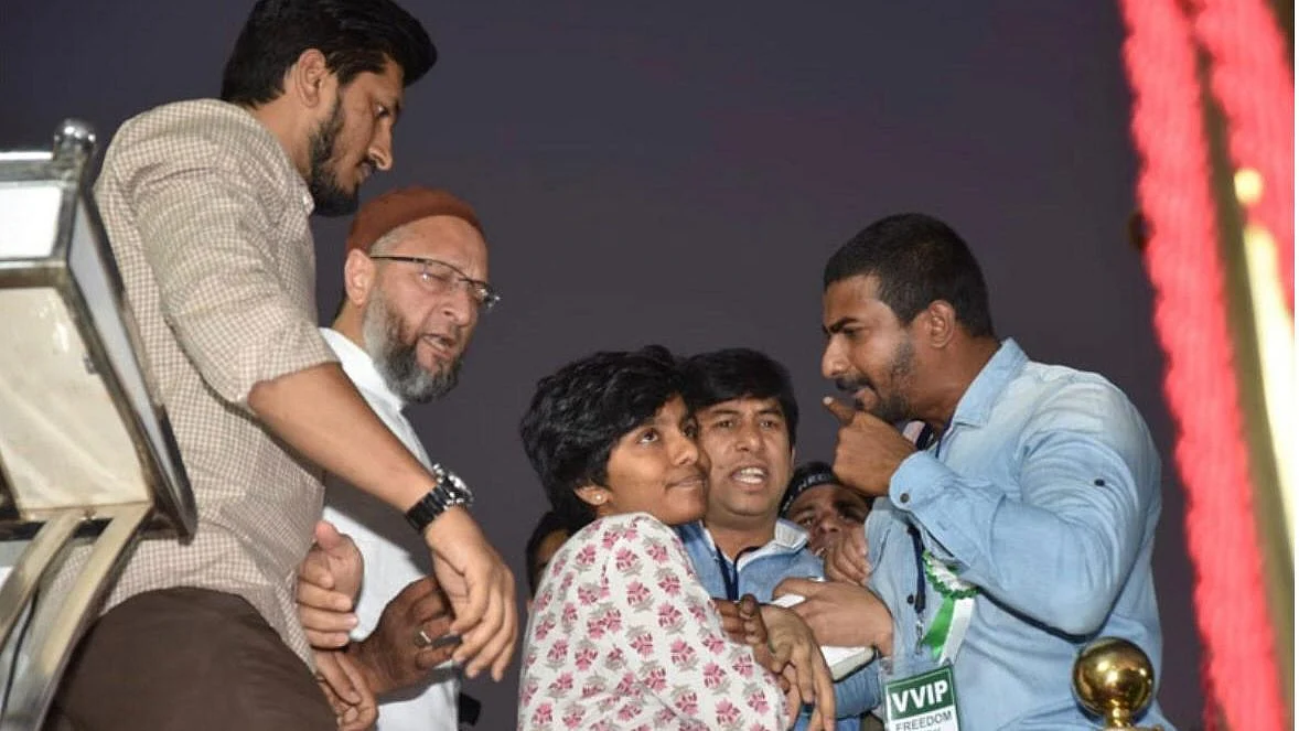 अमूल्या पर  राजद्रोह और सांप्रदायिक तनाव फैलाने का मामला दर्ज किया गया था