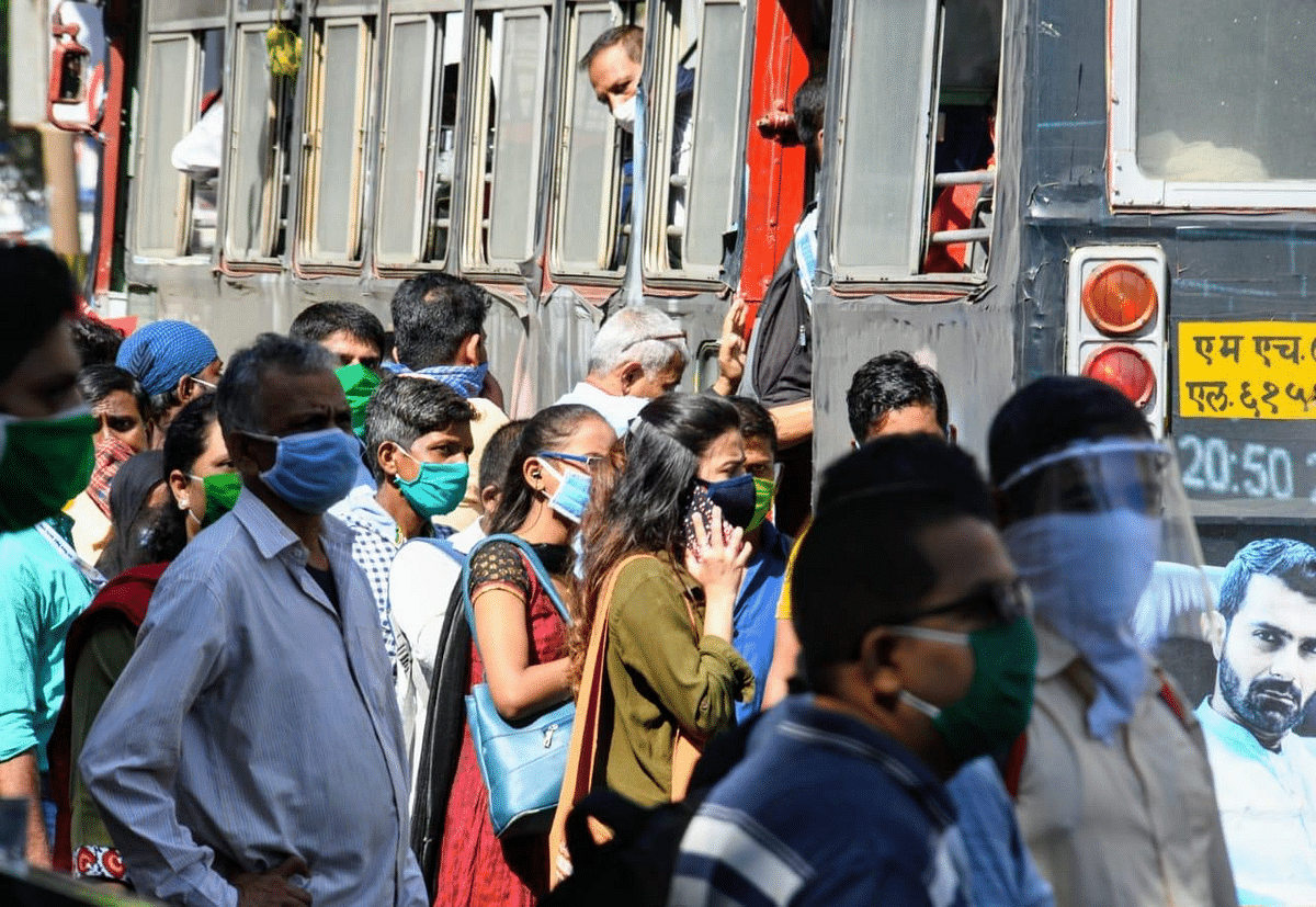 महाराष्ट्र की सड़कों पर दिखा ट्रैफिक जाम, बस के लिए लंबी कतारों में लोग