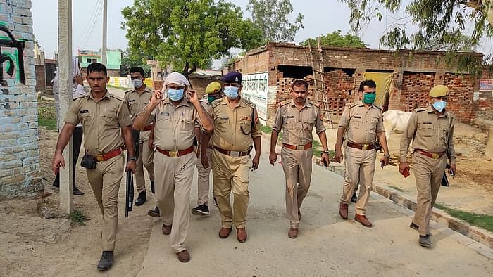 कानपुर में एसपी समेत एसपी समेत आठ पुलिस कर्मी शहीद हो गए हैं. 