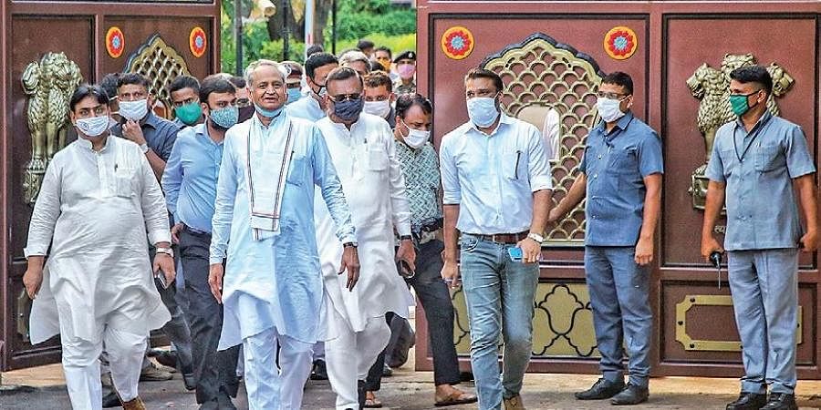 जयपुर में कांग्रेस नेताओं के साथ राजभवन के बाहर अशोक गहलोत