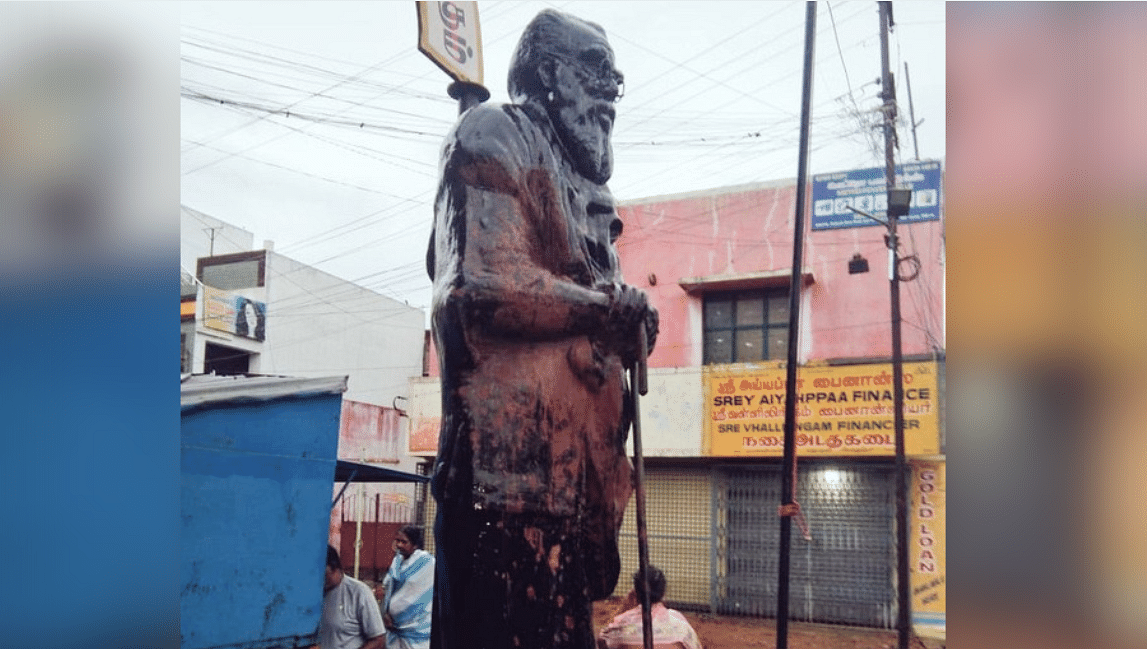 कोयंबटूर में समाज सुधारक ईवी रामास्वामी पेरियार के स्टैच्यू को भगवा रंग से पोता