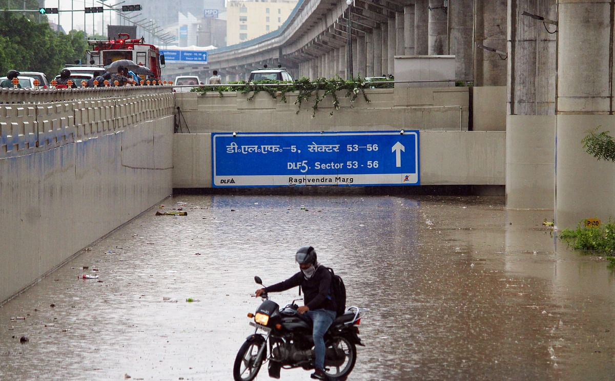  मौसम विभाग के मुताबिक, दिल्ली में अगले कुछ घंटे बारिश जारी रहेगी.