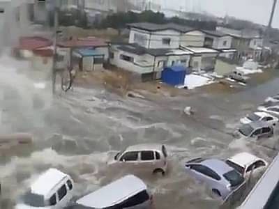 वीडियो असल में जापान में 2011 में आई सुनामी का है, जिसमें काफी तबाही हुई थी