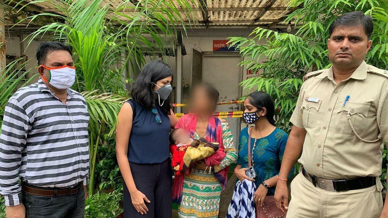 बच्ची को दिल्ली महिला आयोग ने पुलिस की मदद से छुड़वाया