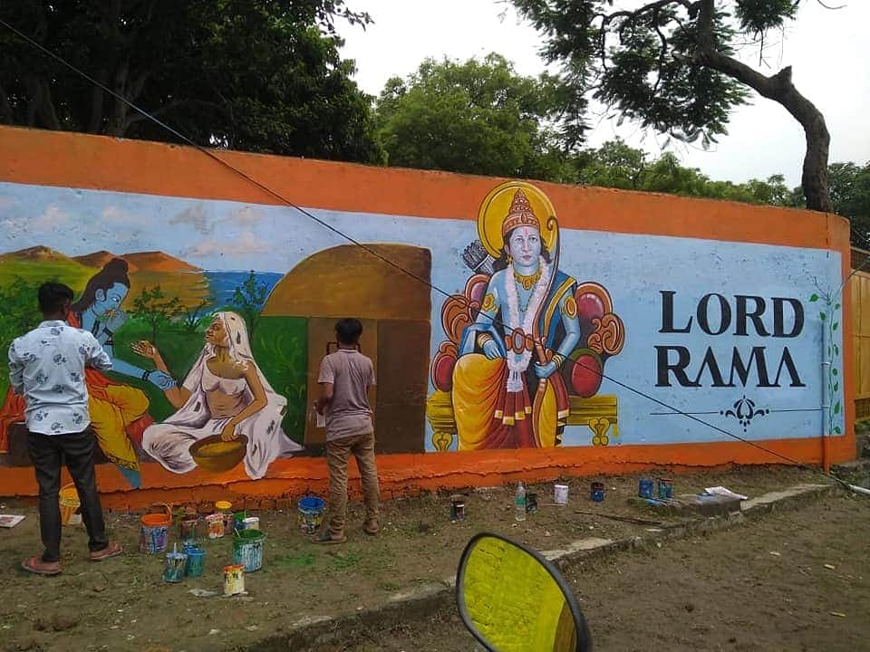 आसपास की सभी दीवारों पर भगवान राम की कई छवियां उकेरी गई हैं