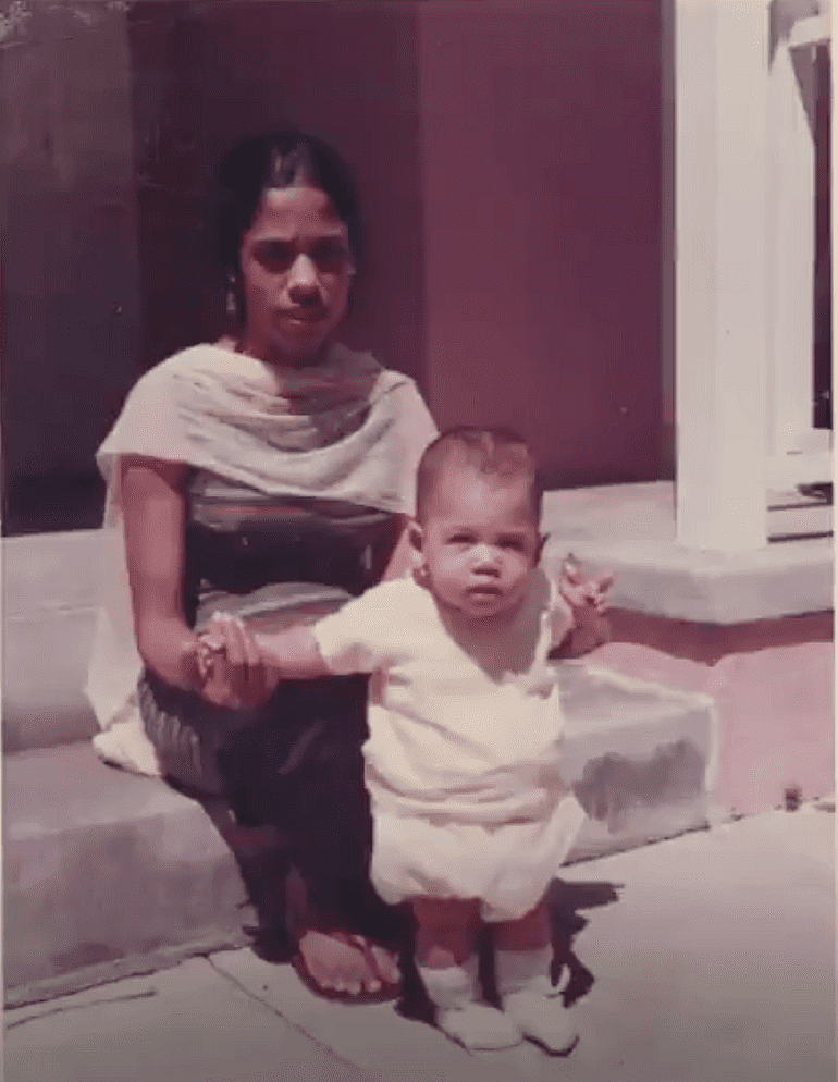 55 वर्षीय कमला हैरिस की मां एक भारतीय थीं और पिता जमैकन