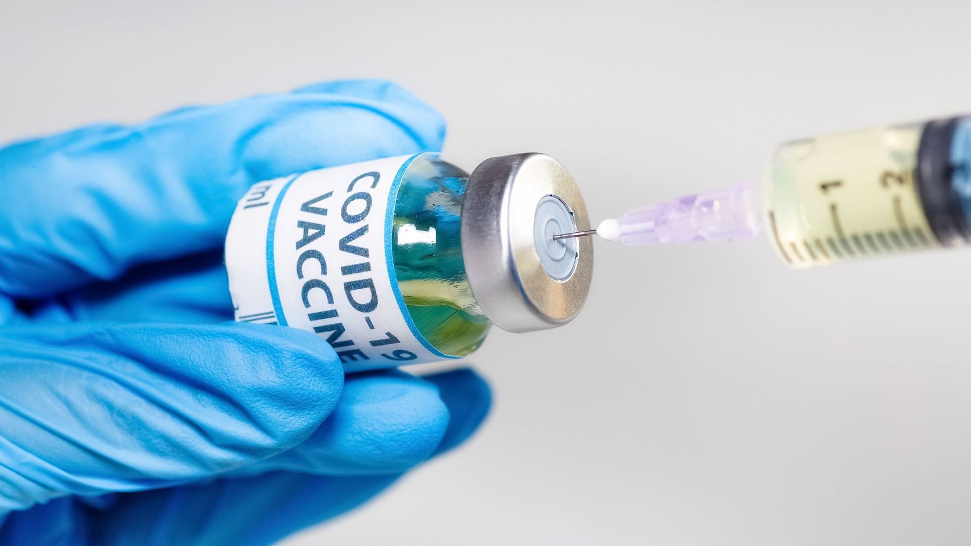 ब्रिटेन में एक शख्स की तबीयत बिगड़ने के बाद कई देशों में रुका वैक्सीन पर काम