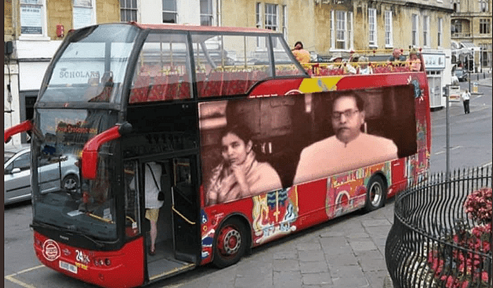  बीआर अंबेडकर और उनकी पत्नी सविता अंबेडकर के पोस्टर के साथ एक बस की तस्वीर वायरल हो रही है.