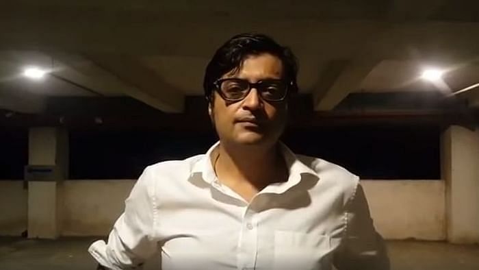 अर्णब गोस्वामी ने मुंबई पुलिस के अधिकारियों का नाम लेते हुए उन पर मारपीट का आरोप लगाया