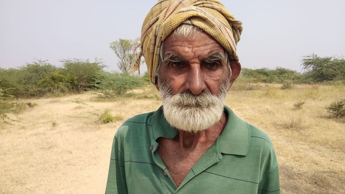 बांदा में रसूखदार किसानों के खेतों से जबरन बना रहे हैं रेत निकालने का रास्ता-बांदा के किसान राम करन