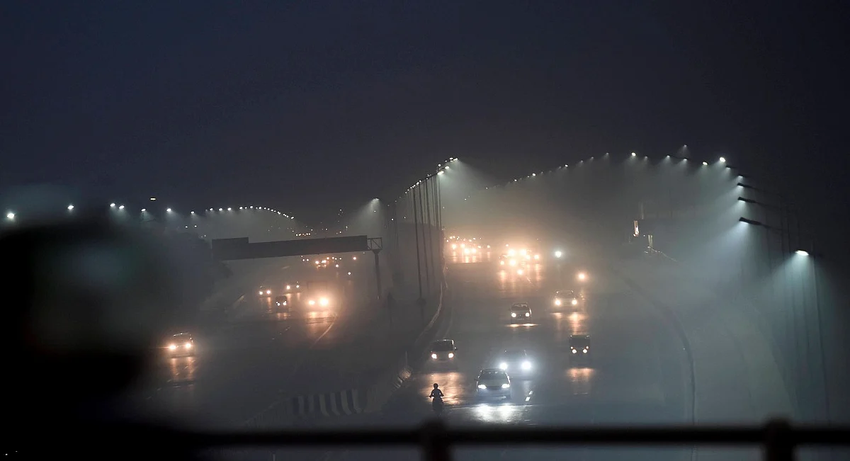 दिवाली के बाद दिल्ली के कई इलाकों पर छाई धुएंं की परत