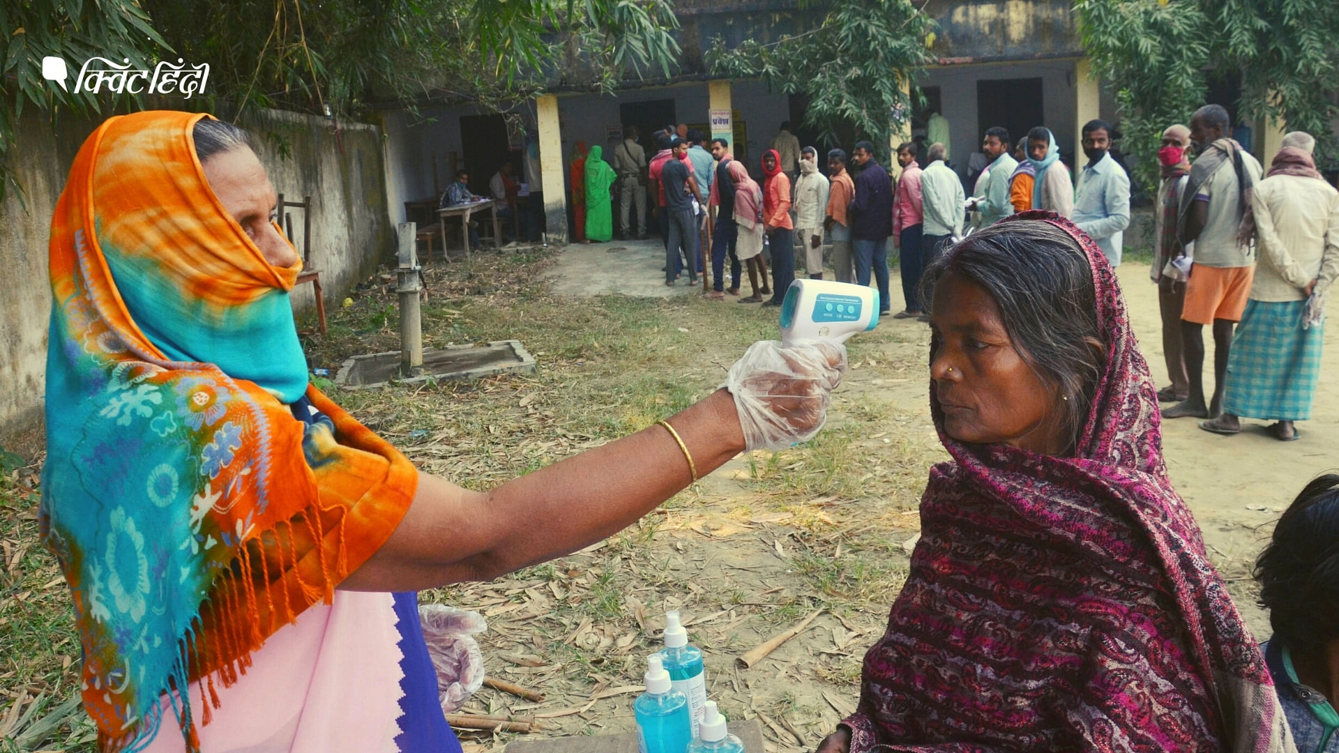 मुजफ्फरपुर में 3 नवंबर को बिहार विधानसभा चुनाव के दूसरे चरण में मतदान करती महिलाएं