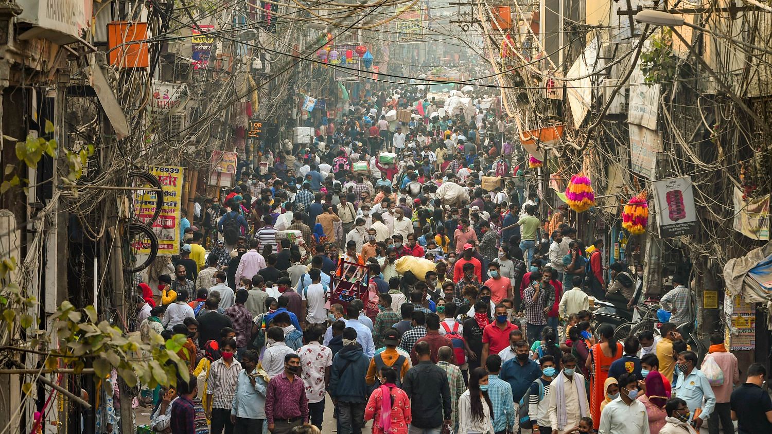 नवंबर महीने में दिल्ली के सदर बाजार में लोगों की भीड़