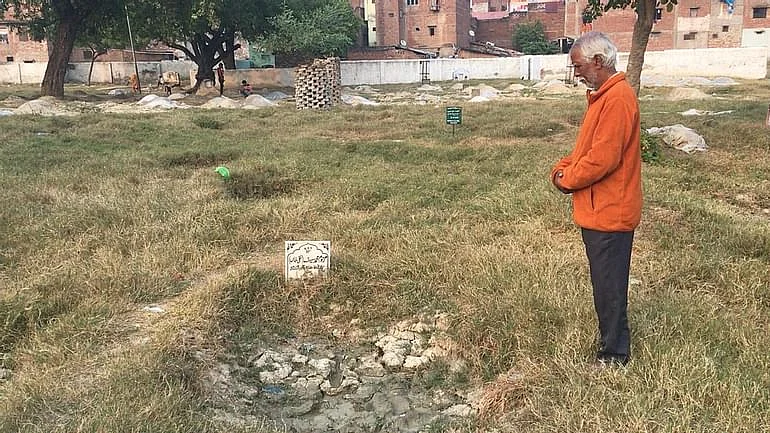 कानपुर में 62 साल के मोहम्मद तकी अपने बेटे की कब्र पर