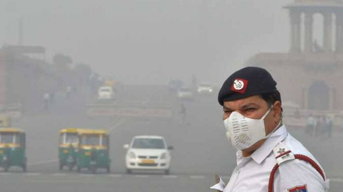 <div class="paragraphs"><p>Delhi Pollution: दिल्ली में खराब होने लगी हवा, आनंद विहार में AQI 400 के करीब</p></div>
