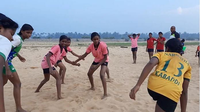 30 साल के सतीश  तमिलनाडु के चेंगलपट्टू में युवा लड़कियों को कबड्डी की ट्रेनिंग देते हैं.