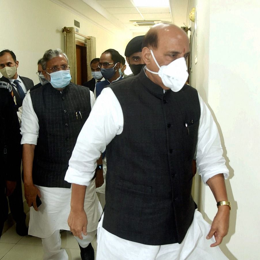 बैठक में रक्षा मंत्री और बीजेपी नेता राजनाथ सिंह भी पहुंचे