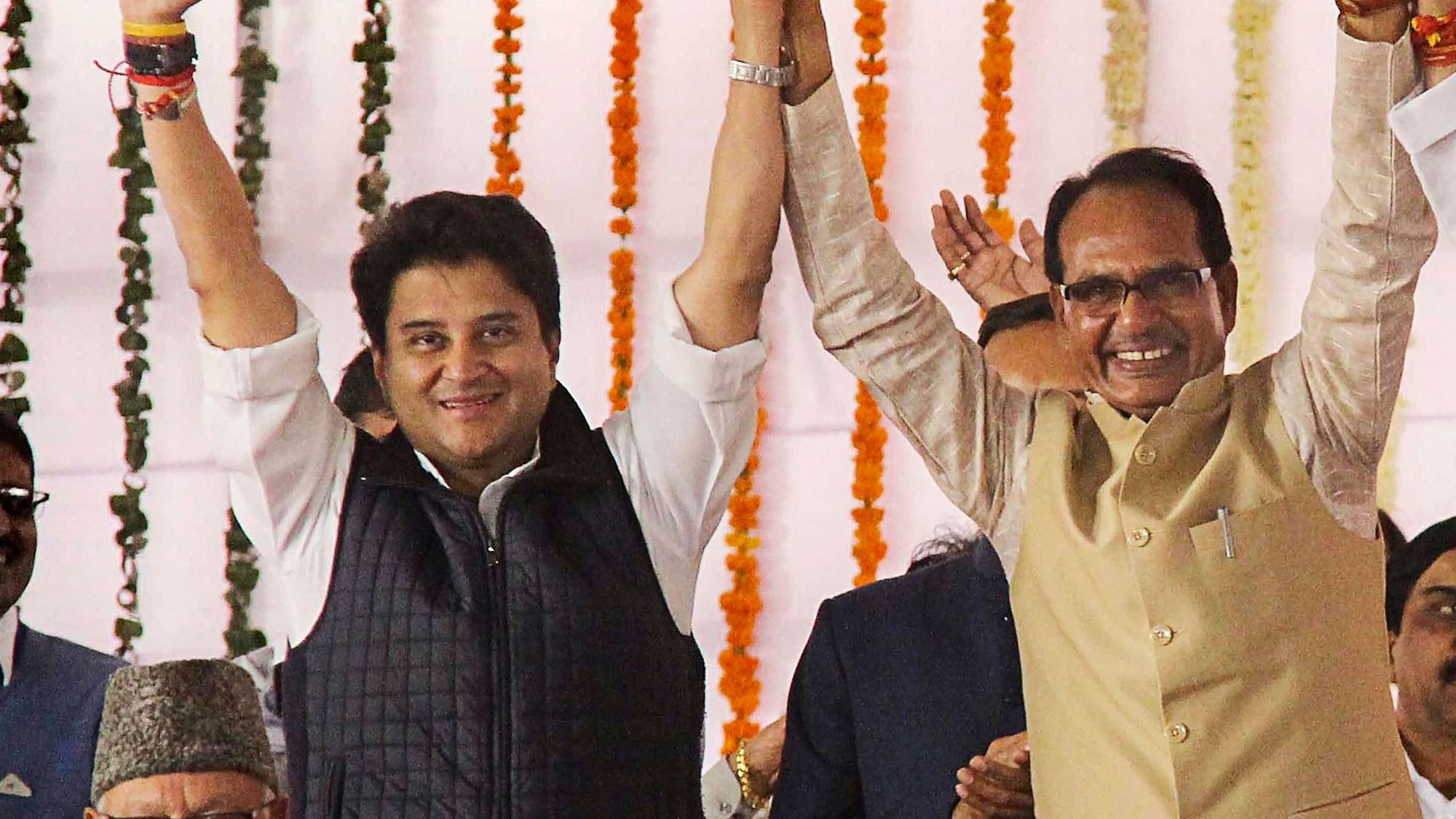 सीएम शिवराज सिंह चौहान और कांग्रेस नेता ज्योतिरादित्य सिंधिया के साथ  