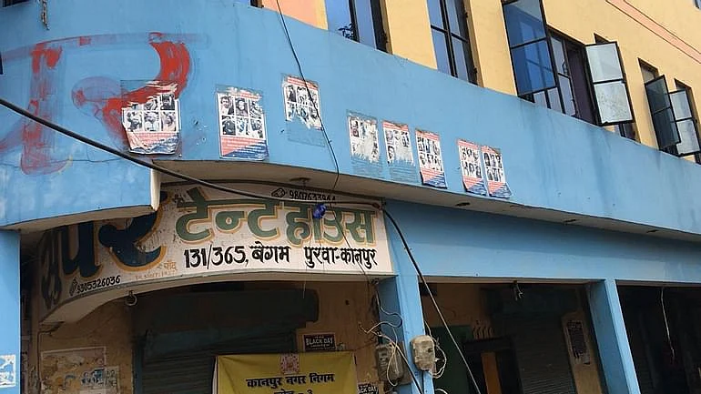 कानपुर के बेगमपुरा में पिछले साल इसी सर्किल के पास हिंसा हुई थी, अब पुलिस ने आरोपियों के पोस्टर लगाए हैं