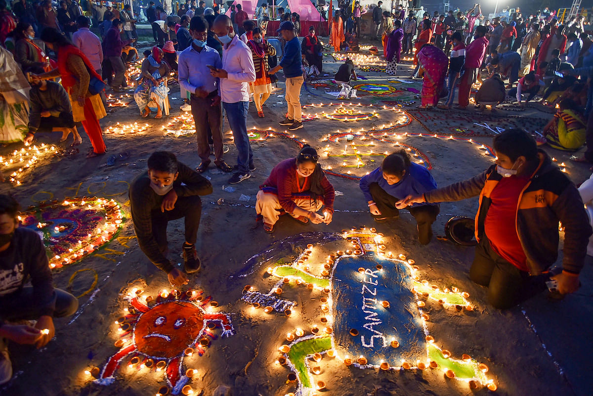 देव दीपावली के मौके पर वाराणसी पहुंचे पीएम मोदी 