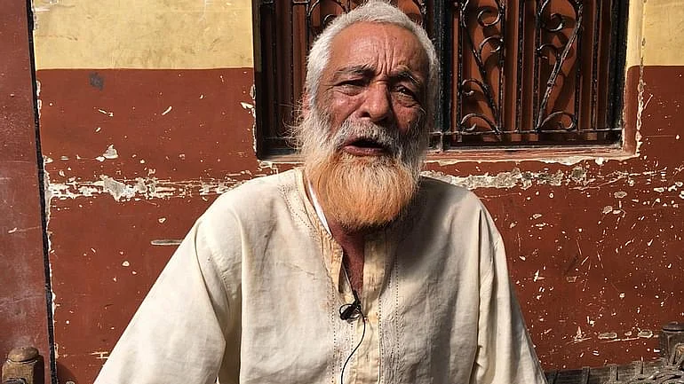 मोहम्मद शरीफ ने अपने बेटे के लिए कहा, “वो पैसे कमाता था, मेरा ध्यान रखता था, मुझे खिलाता था, अब मेरे पास कुछ नहीं है.”